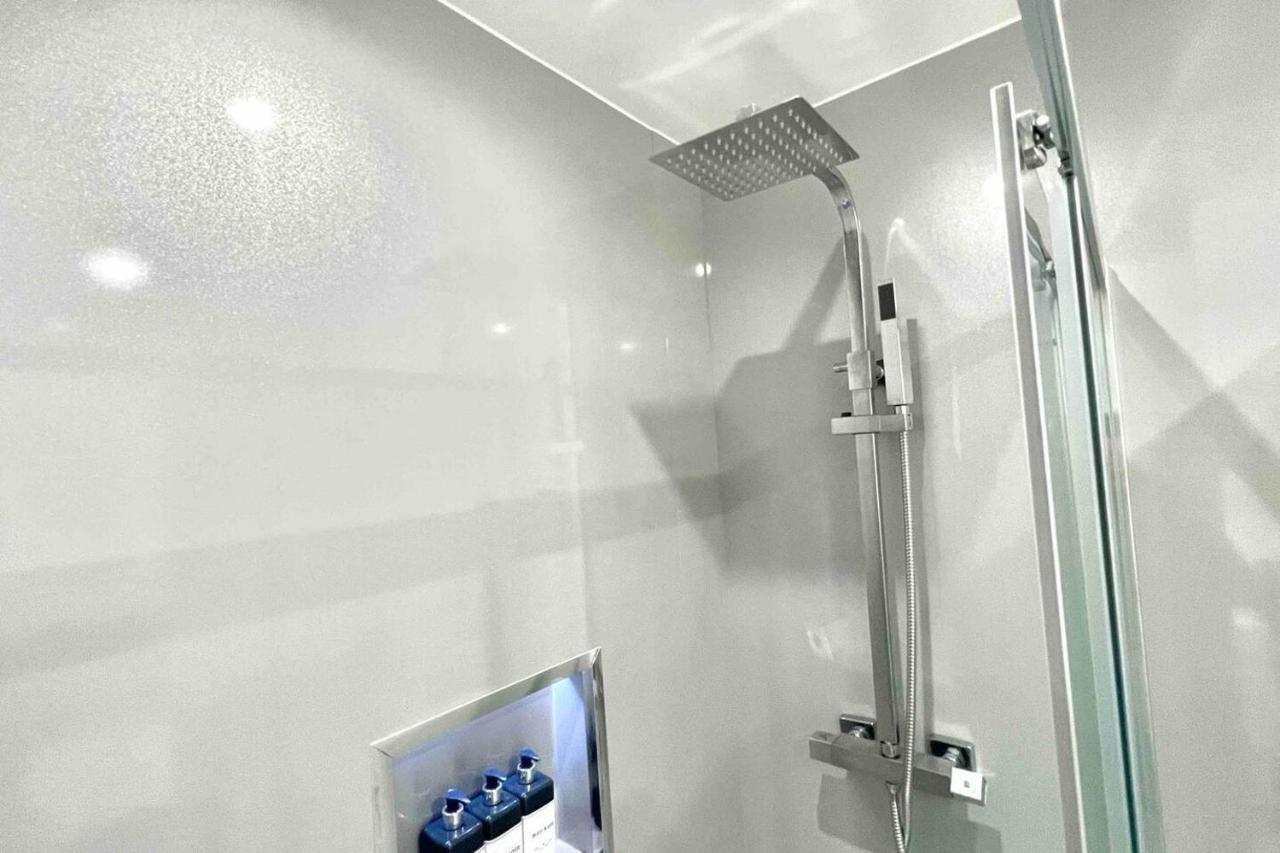 Stunning Luxury Apartment Near Motherwell วิชอว์ ภายนอก รูปภาพ